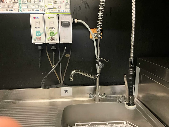 Rvs spoeltafel compleet met mengkraan, sproeier en zeepdispenser - afbeelding 4 van  5