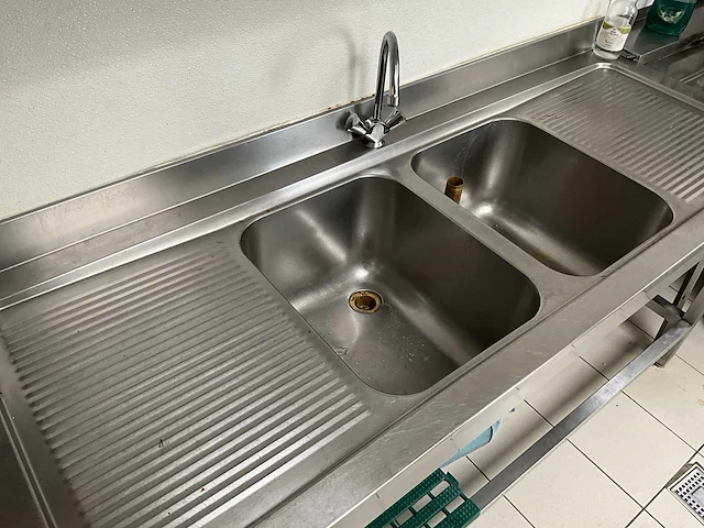 Rvs spoeltafel voorzien van 2 spoelbakken - afbeelding 3 van  4