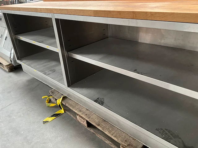 Rvs werkbank met houten bovenblad - afbeelding 4 van  7