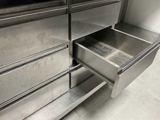 Rvs werktafel met chefrek en 2 ladenblokken - afbeelding 3 van  3