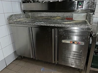 Rvs werktafel met natuurstenen bovenblad