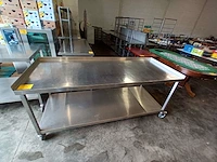 Rvs werktafel op wielen met onderblad