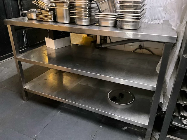 Rvs werktafel van plm. 140 x 70 x 89 cm hoog - afbeelding 1 van  6