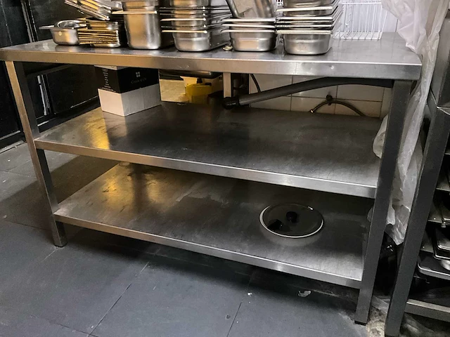 Rvs werktafel van plm. 140 x 70 x 89 cm hoog - afbeelding 2 van  6