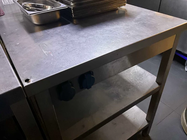 Rvs werktafel van plm. 140 x 70 x 89 cm hoog - afbeelding 6 van  6