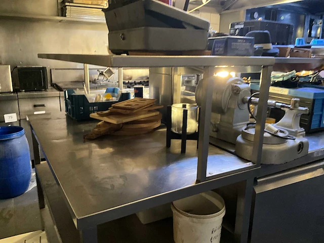 Rvs werktafel van plm. 140 x 70 x 90 cm hoog met opstand - afbeelding 5 van  7