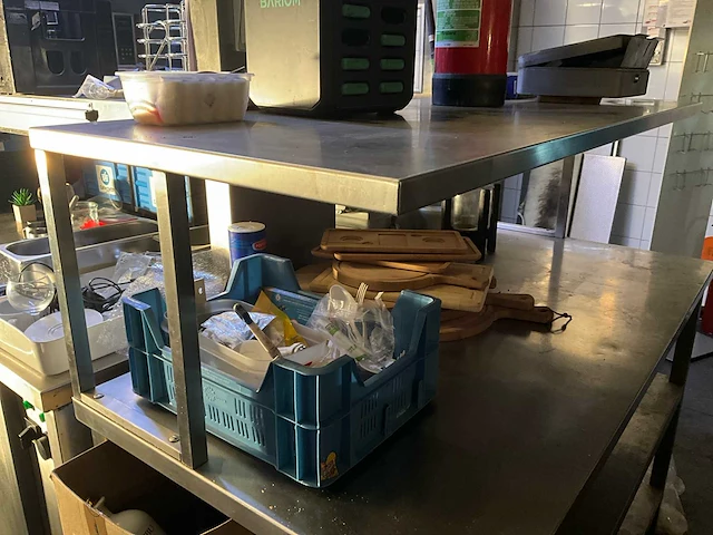 Rvs werktafel van plm. 140 x 70 x 90 cm hoog met opstand - afbeelding 6 van  7