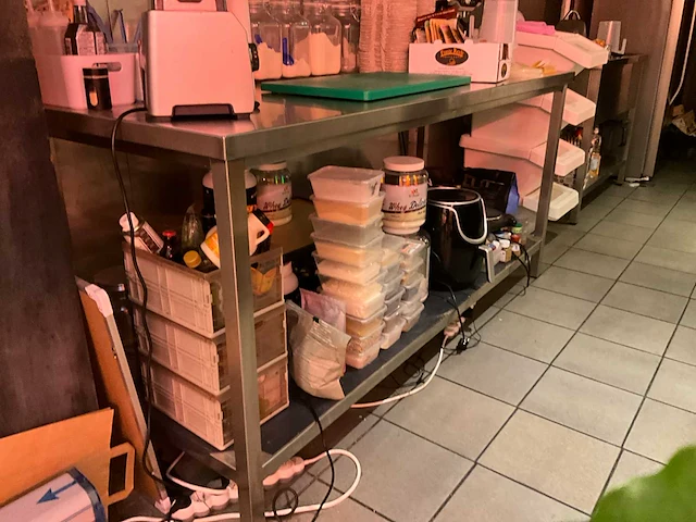 Rvs werktafel van plm. 190 x 70 x 90 cm hoog. - afbeelding 2 van  4