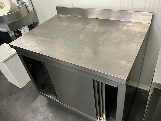 Rvs werktafel voorzien van 2 schuifdeuren - afbeelding 2 van  4