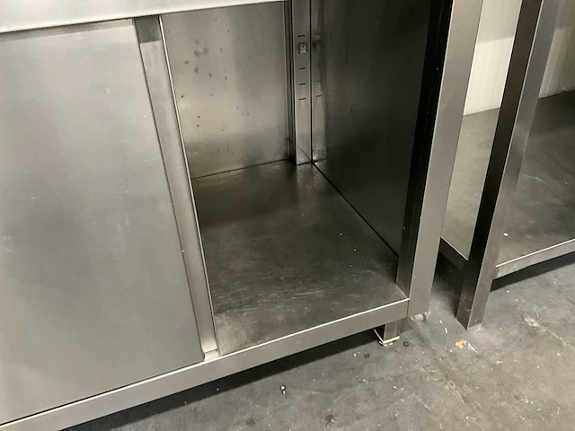 Rvs werktafel voorzien van 2 schuifdeuren - afbeelding 3 van  4