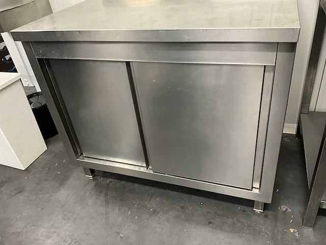 Rvs werktafel voorzien van 2 schuifdeuren - afbeelding 4 van  4