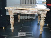 Salontafeltje in uitgesneden houtwerk