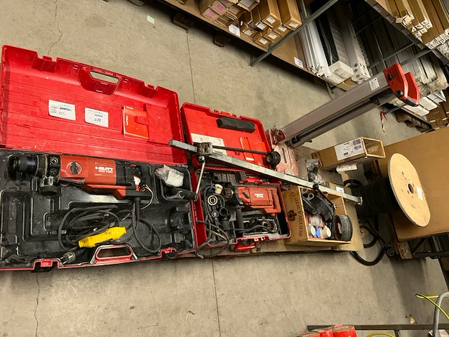 Samengesteld lot: 2 hilti diamantkernboren + toebehoren + waterpomp: lot 1027 + 1028 + 1029 + 1030 samen - afbeelding 1 van  5
