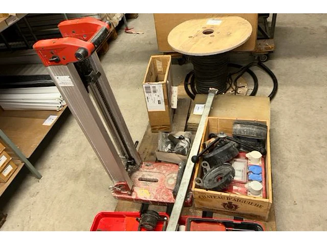 Samengesteld lot: 2 hilti diamantkernboren + toebehoren + waterpomp: lot 1027 + 1028 + 1029 + 1030 samen - afbeelding 3 van  5