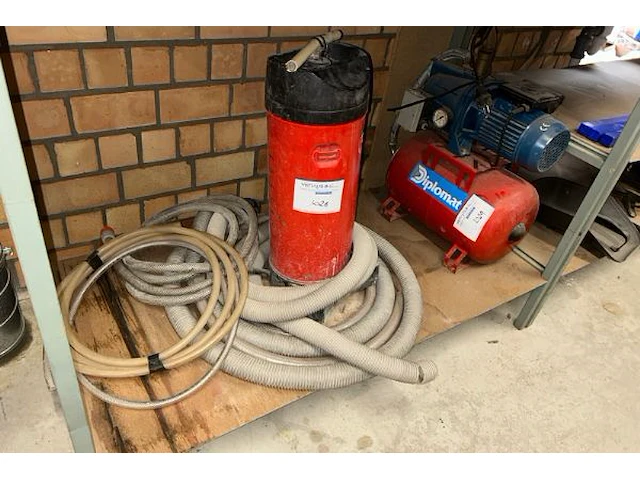 Samengesteld lot: 2 hilti diamantkernboren + toebehoren + waterpomp: lot 1027 + 1028 + 1029 + 1030 samen - afbeelding 4 van  5