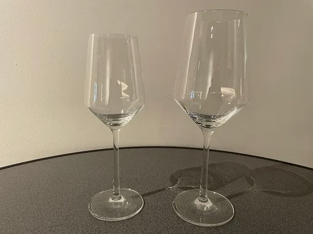 Samengesteld lot van wijnglazen lot 206 en lot 212 - afbeelding 1 van  1
