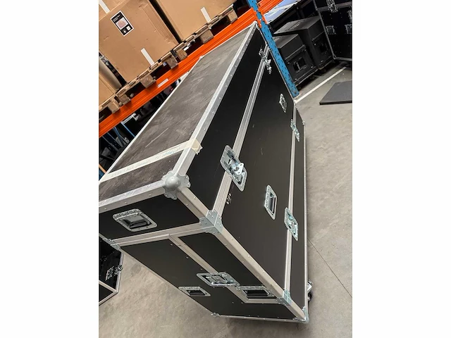 Samsung - 75" - samsung qm 75 serie+ standaard en luxe flightcase - afbeelding 2 van  5