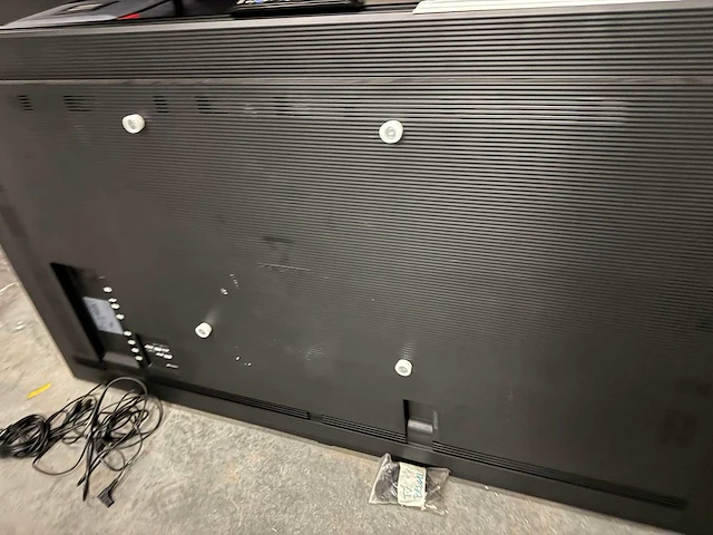 Samsung - 75" - samsung qm 75 serie+ standaard en luxe flightcase - afbeelding 3 van  5