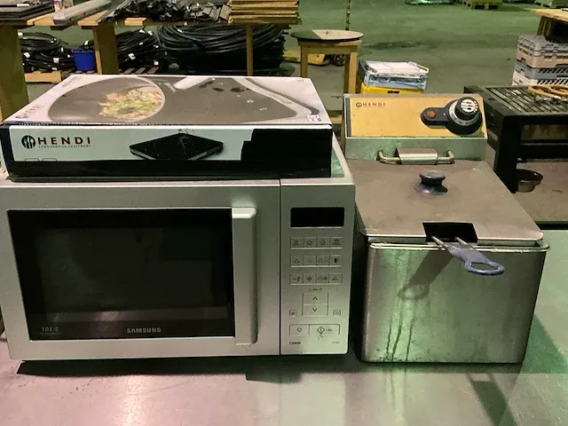 Samsung magnetron, inductiekookplaat en friteuse hendi - afbeelding 1 van  8