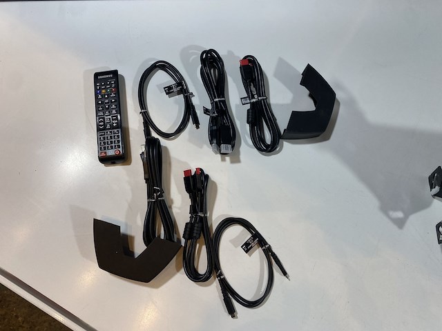 Samsung smart signage display om55n 55" met voet - afbeelding 3 van  7