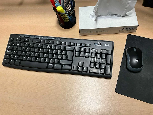 Samsung/benq monitoren (6x) + telefoons mitel (3x) - afbeelding 2 van  16