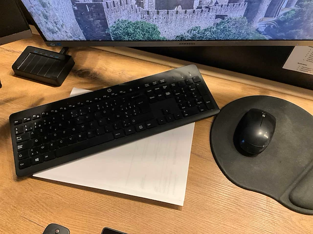 Samsung/benq monitoren (6x) + telefoons mitel (3x) - afbeelding 4 van  16