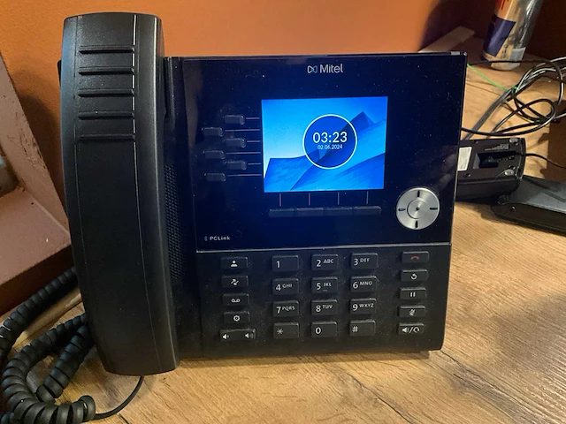 Samsung/benq monitoren (6x) + telefoons mitel (3x) - afbeelding 6 van  16