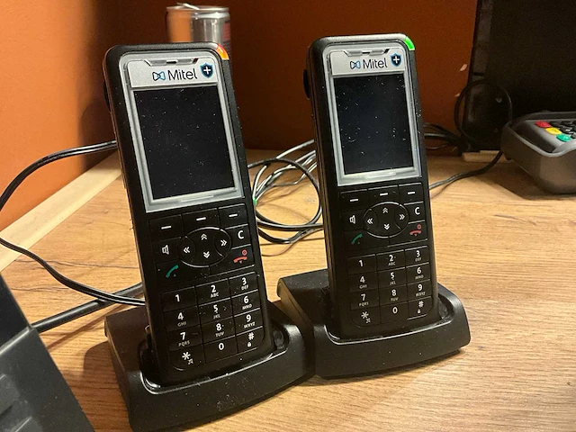 Samsung/benq monitoren (6x) + telefoons mitel (3x) - afbeelding 8 van  16