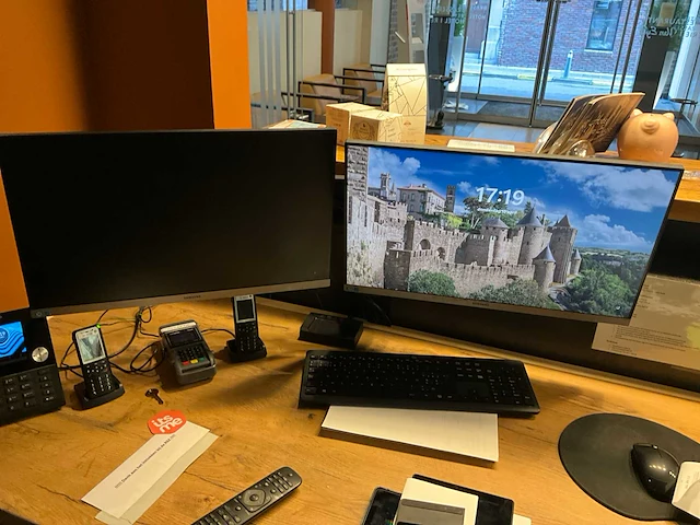 Samsung/benq monitoren (6x) + telefoons mitel (3x) - afbeelding 12 van  16