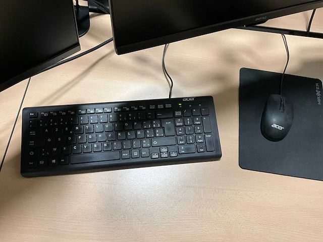 Samsung/benq monitoren (6x) + telefoons mitel (3x) - afbeelding 15 van  16