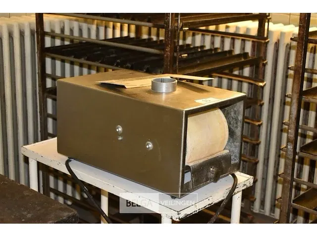 Sandwichmachine thecor op mobiel tafeltje - afbeelding 2 van  3