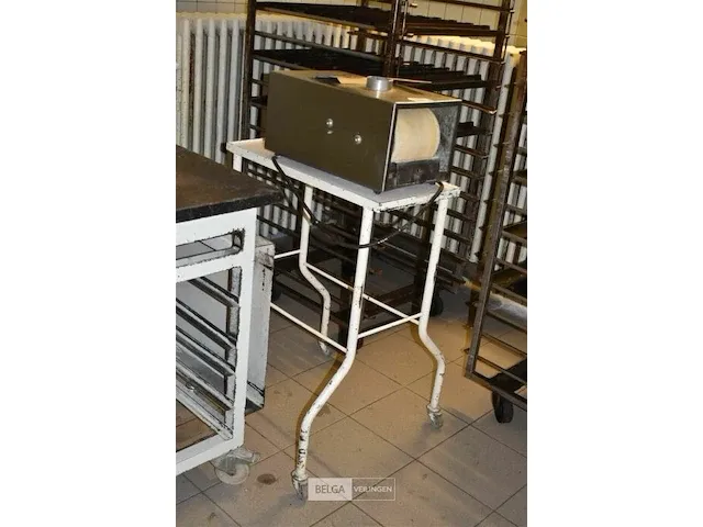 Sandwichmachine thecor op mobiel tafeltje - afbeelding 3 van  3