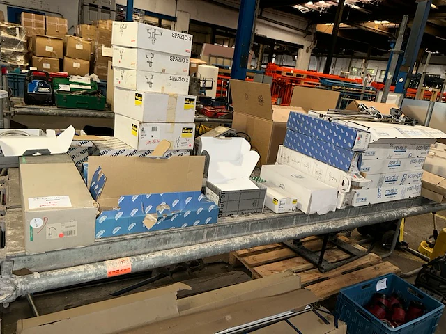 Sanitair en electriciteitstoebehoren - afbeelding 1 van  9