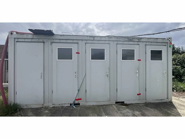 Sanitaire blok met toiletten en douches - afbeelding 1 van  4