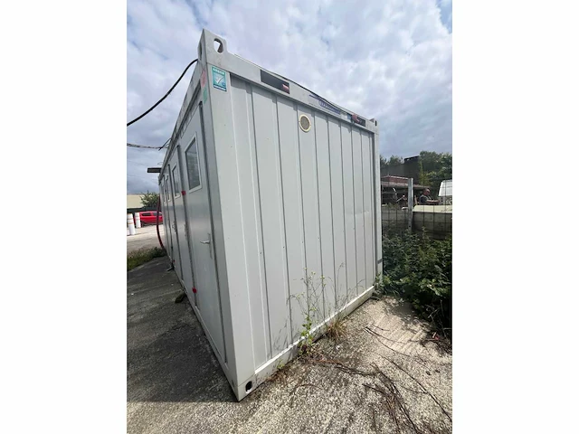 Sanitaire blok met toiletten en douches - afbeelding 2 van  4