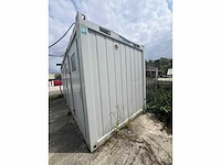 Sanitaire blok met toiletten en douches - afbeelding 2 van  4