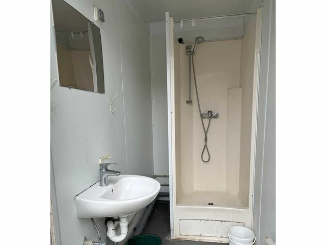 Sanitaire blok met toiletten en douches - afbeelding 3 van  4
