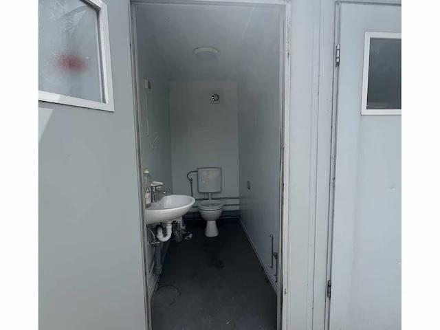 Sanitaire blok met toiletten en douches - afbeelding 4 van  4