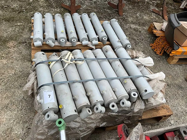 Saturn hydraulische dubbelwerkende cilinders ongebruikt (27x) - afbeelding 1 van  3