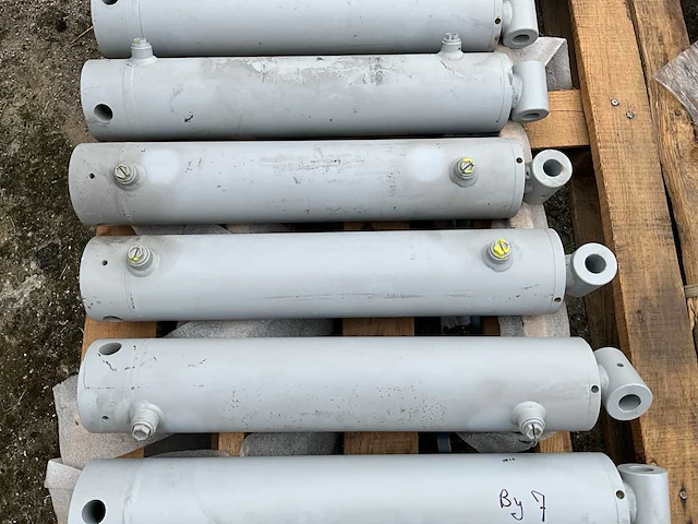 Saturn hydraulische dubbelwerkende cilinders ongebruikt (27x) - afbeelding 2 van  3