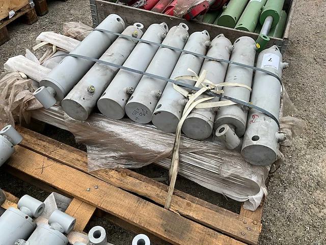 Saturn hydraulische dubbelwerkende cilinders ongebruikt (27x) - afbeelding 3 van  3