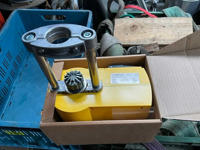 Sauter avm234sf132-5 5 klepactuator met positioner. (3x) - afbeelding 1 van  5
