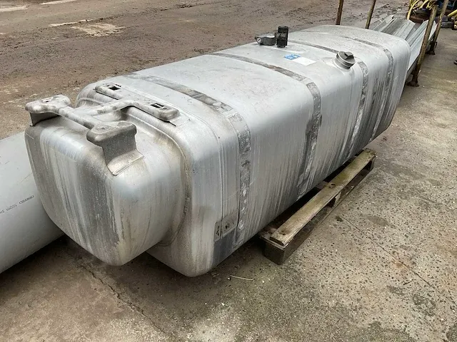Scania brandstoftank vrachtwagen - afbeelding 3 van  4