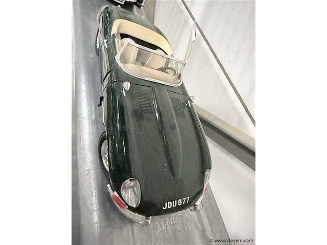 Schaalmodel jaguar e type cabriolet schaal 1/18 - afbeelding 2 van  3