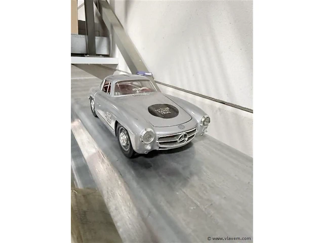 Schaalmodel mercedes sl 300 - schaal 1/18 - afbeelding 2 van  3