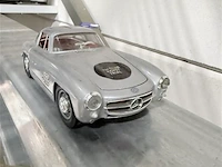 Schaalmodel mercedes sl 300 - schaal 1/18 - afbeelding 2 van  3