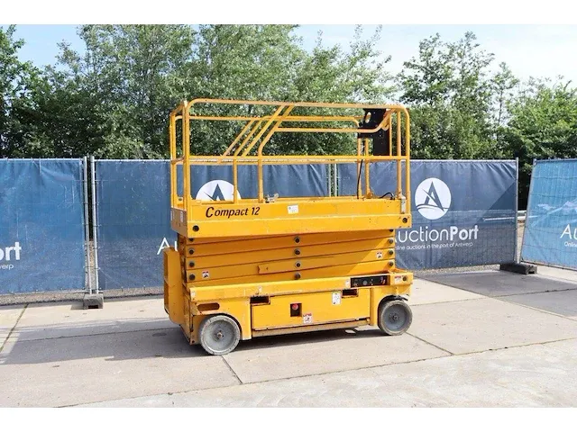 Schaarhoogwerker haulotte compact 12 elektrisch 300kg 11.75m 2008 - afbeelding 1 van  1