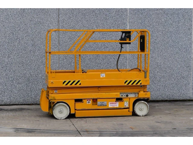 Schaarhoogwerker haulotte compact 8 elektrisch 350kg 8m 2002 - afbeelding 1 van  1