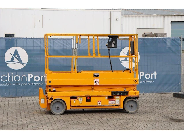 Schaarhoogwerker haulotte compact8 elektrisch 350kg 8m 2011 - afbeelding 1 van  1