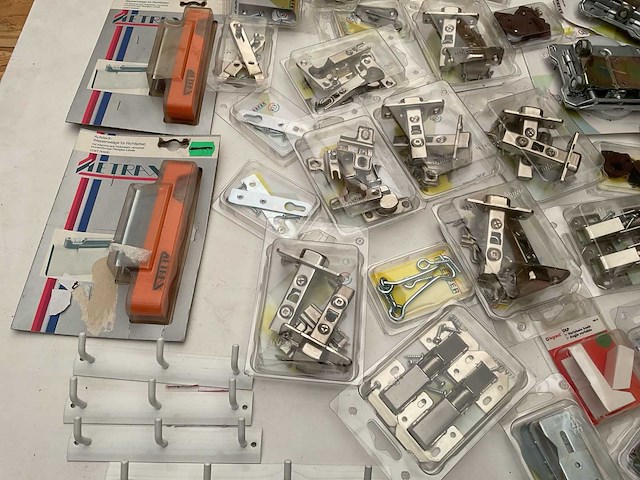 Scharnieren en schuifsloten kapstokken - afbeelding 2 van  14